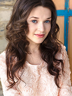 Serena Wood in Etinda